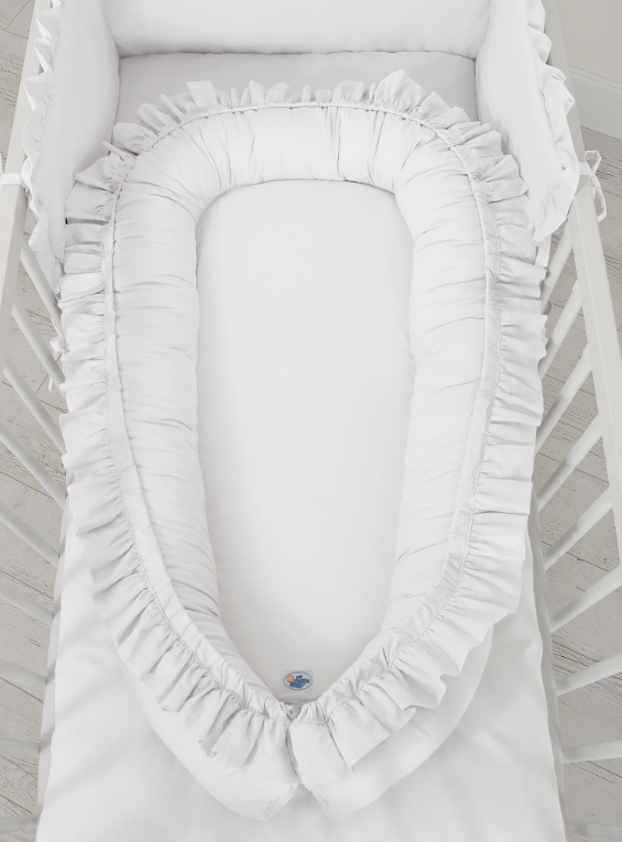 Cocoon baby nest with a ruffle – white
